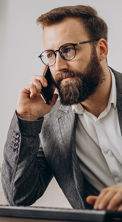 Homme validant la la cohérence de son projet professionnel desktop